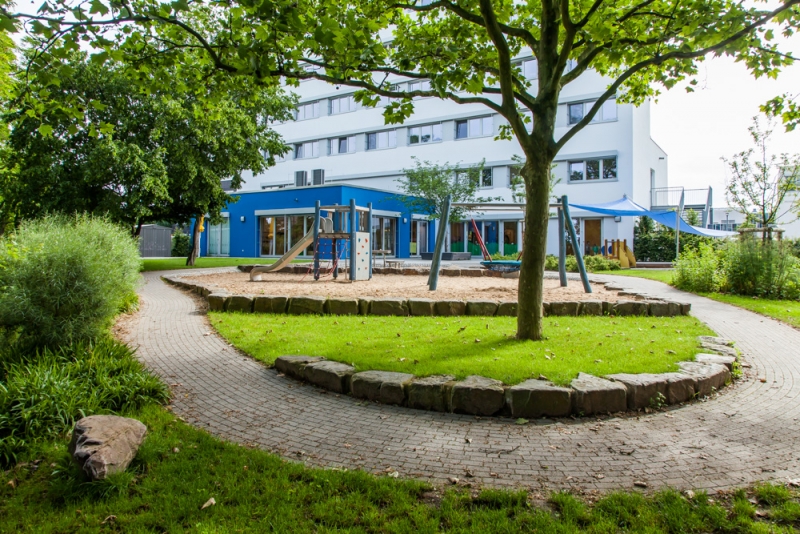 Ein Blick ins Außengelände des Kindergartens Stiftung Marienhospital
