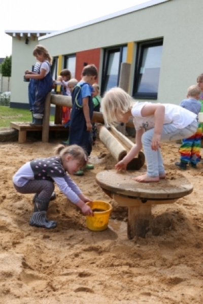 Kinder an der Wasserbaustelle des Kita-Spielplatzes