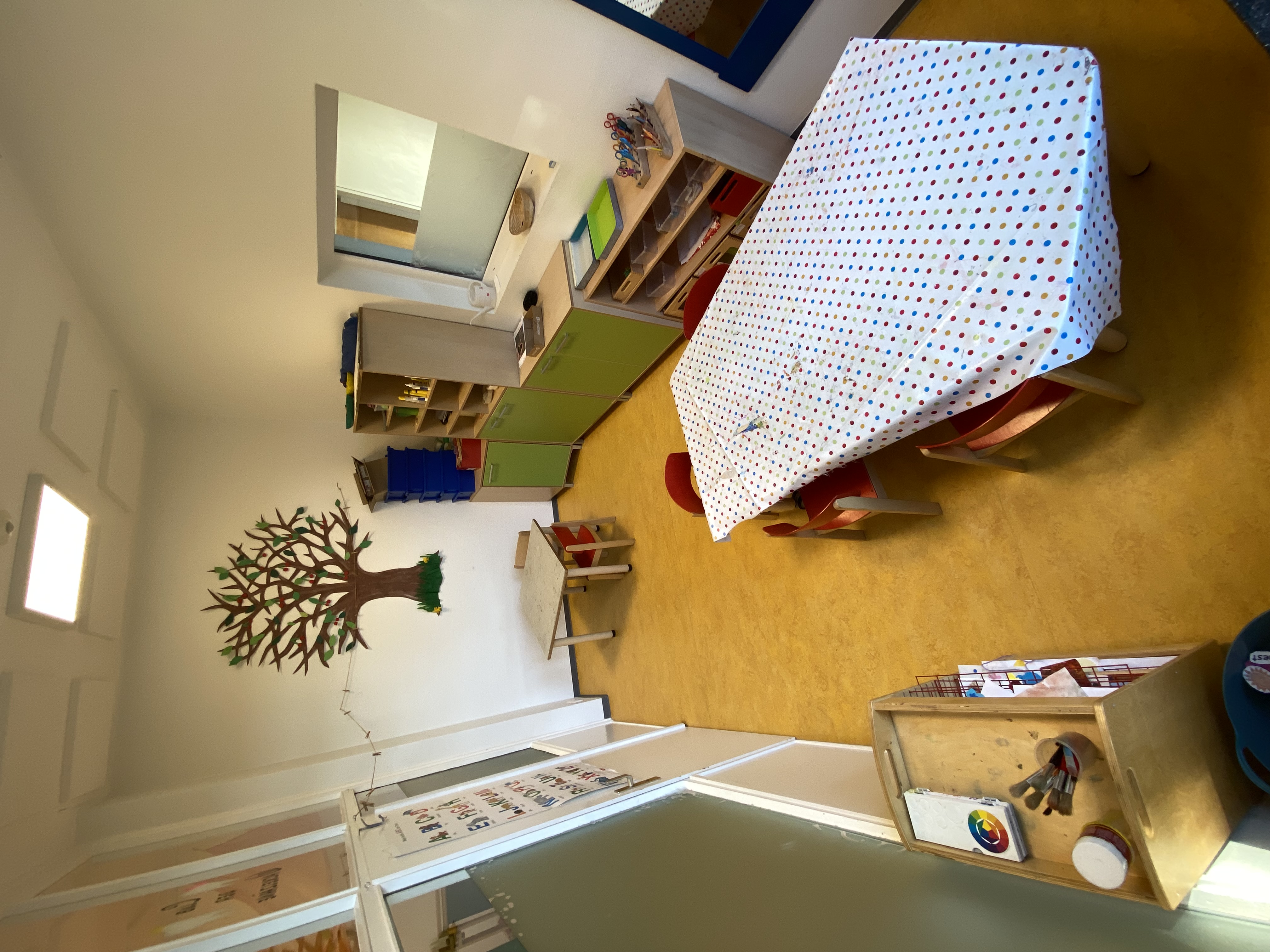 Auf dem Foto siehst du den Nebenraum mit Basteltisch, der "Grünen Wichtelgruppe".