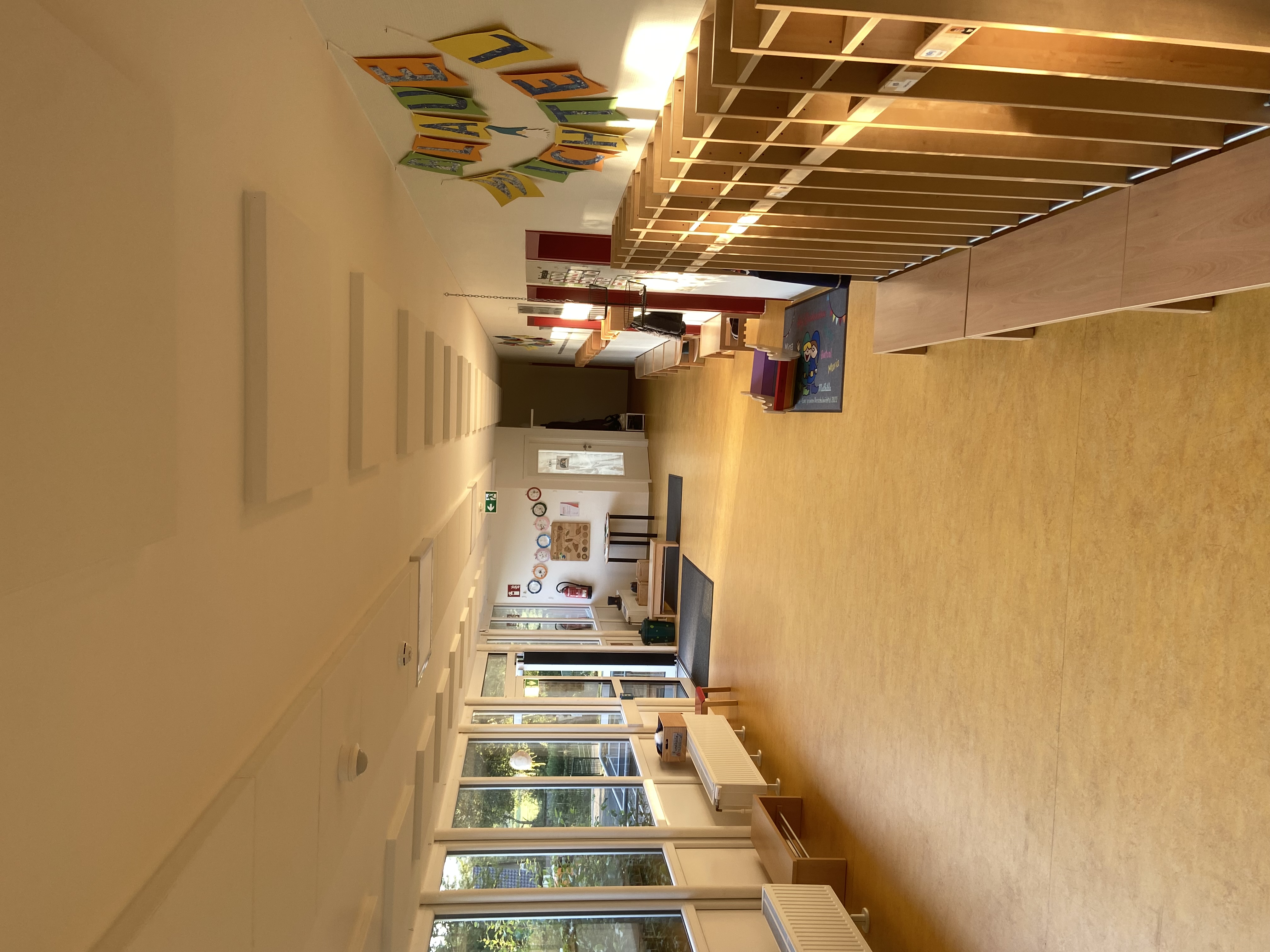 Auf dem Foto siehst du den Flur des Kindergartens.