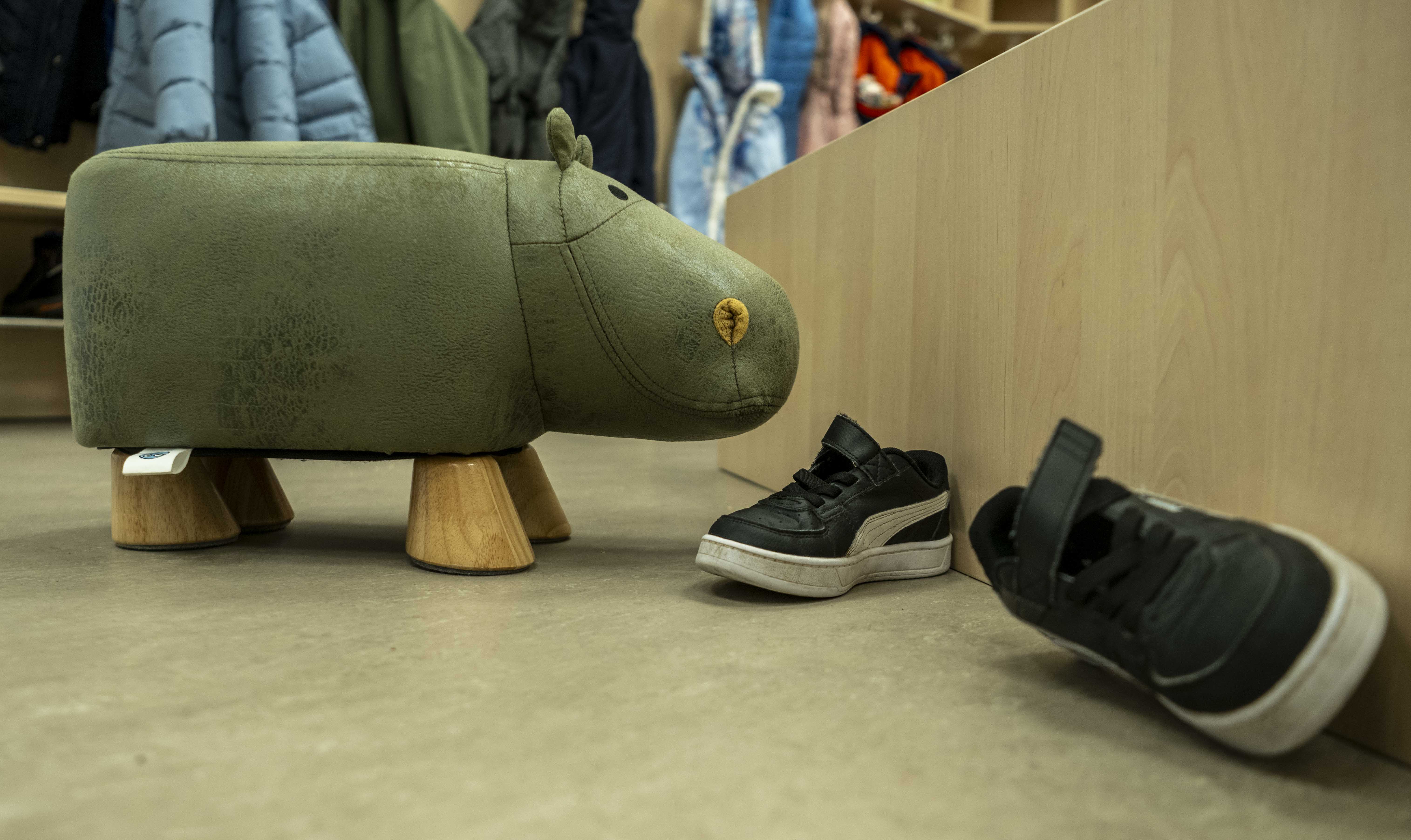 Straßenschuhe werden im Eingangsbereich ausgezogen