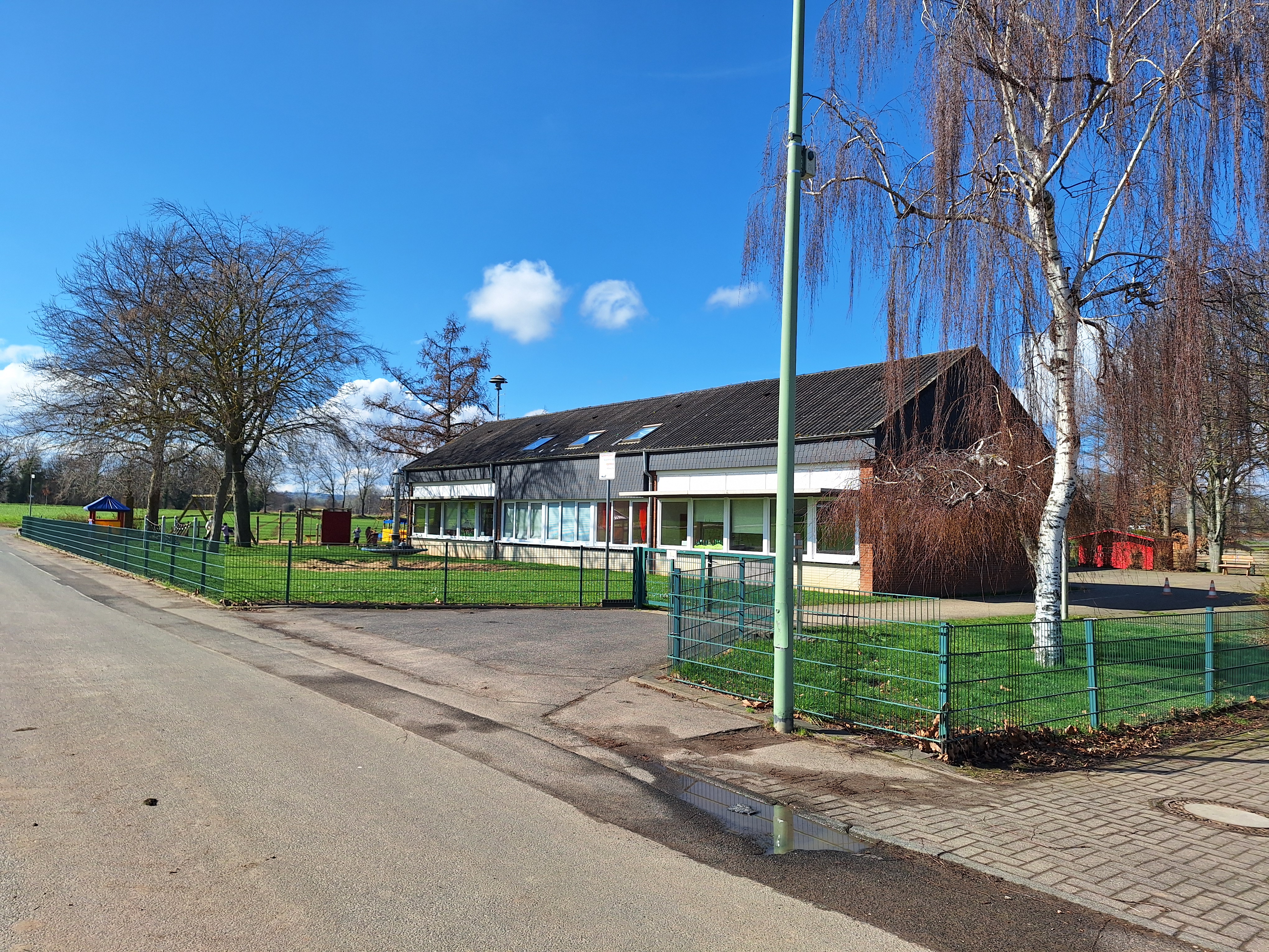 Die Kita von der Straße aus